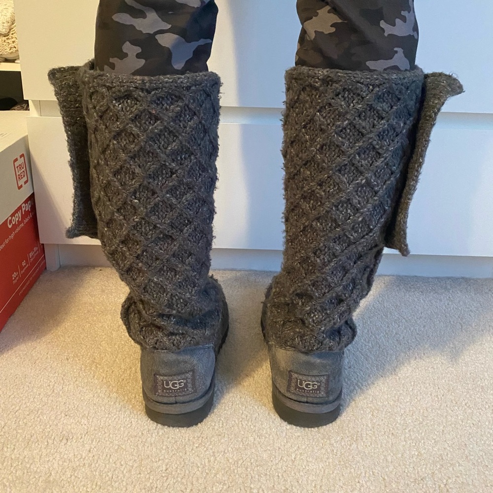 ❄️ Grey Lattice Cardy Uggs - Picture 3 of 12